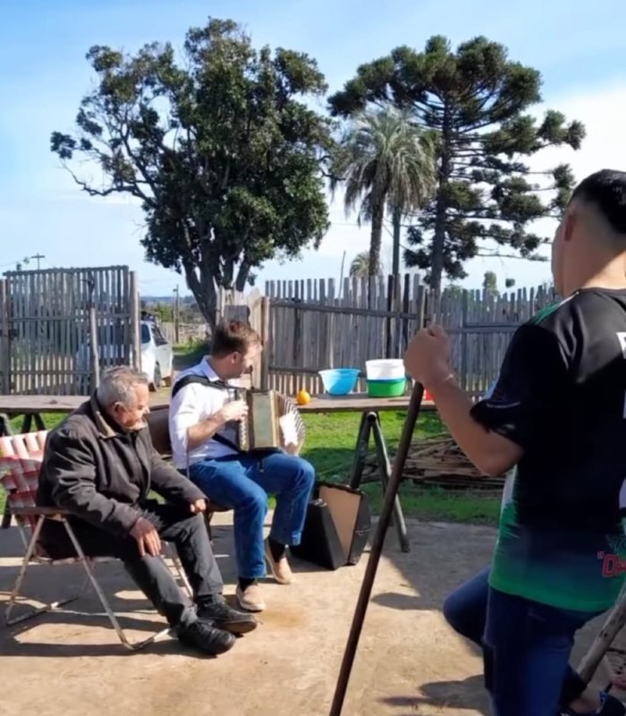 Acorde&oacute;n en mano, este domingo en barrio 27 de noviembre.