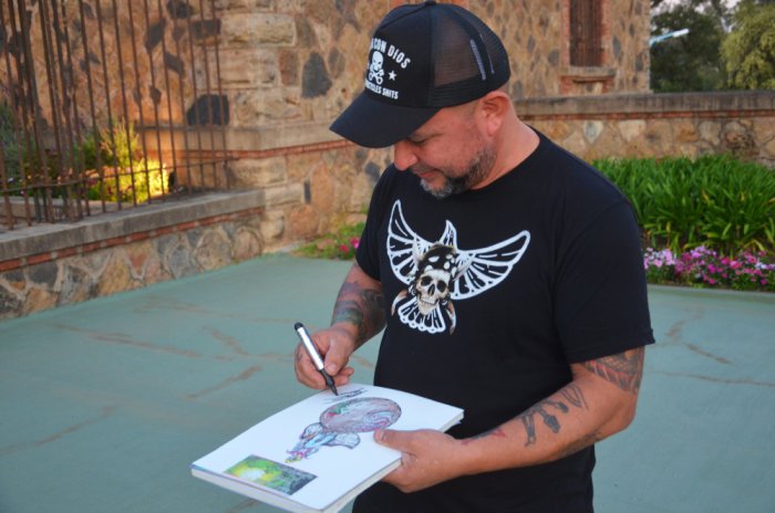 Javier firm&oacute; los bocetos originales que dej&oacute; en Parque San Carlos.