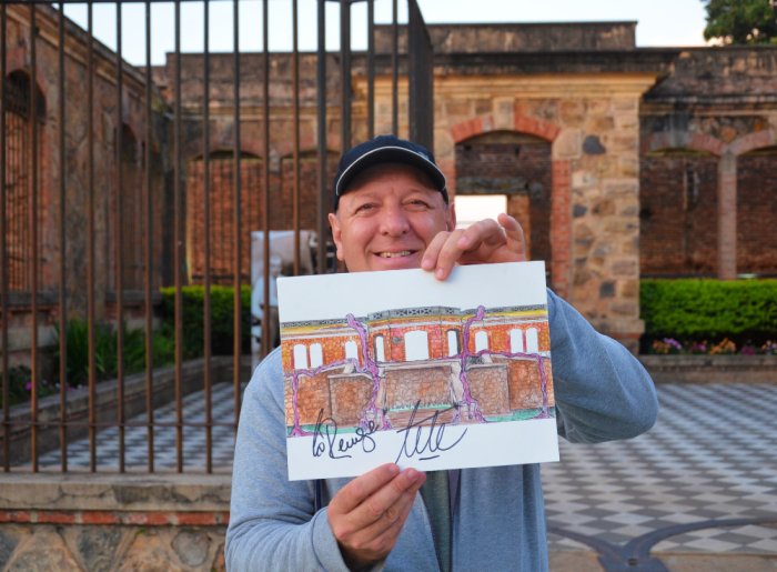 El director del Parque exhibe uno de los bocetos que, adem&aacute;s, llevan la firma de Tete.