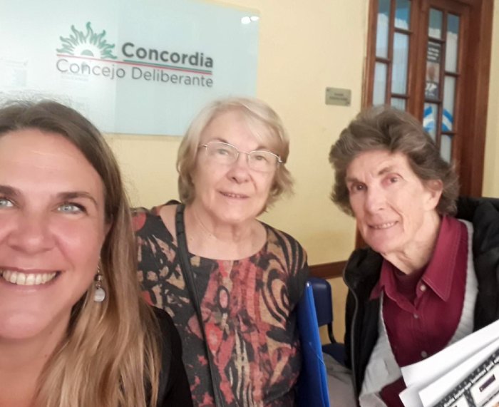 La concejal junto a su mam&aacute; In&eacute;s Moulins y su t&iacute;a, la profesora Celia Moulins.