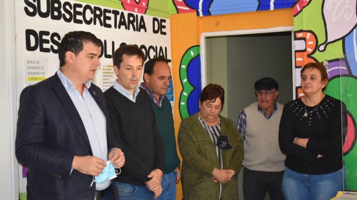 El intendente Rafael Cavagna presentando a Bernardo Schneider a cargo de la Secretar&iacute;a de Acci&oacute;n Social. Fuente: Municipalidad de Nogoy&aacute;.