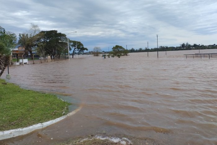 Con el r&iacute;o en 10,34 metros, la zona baja de la costanera qued&oacute; cubierta por el agua