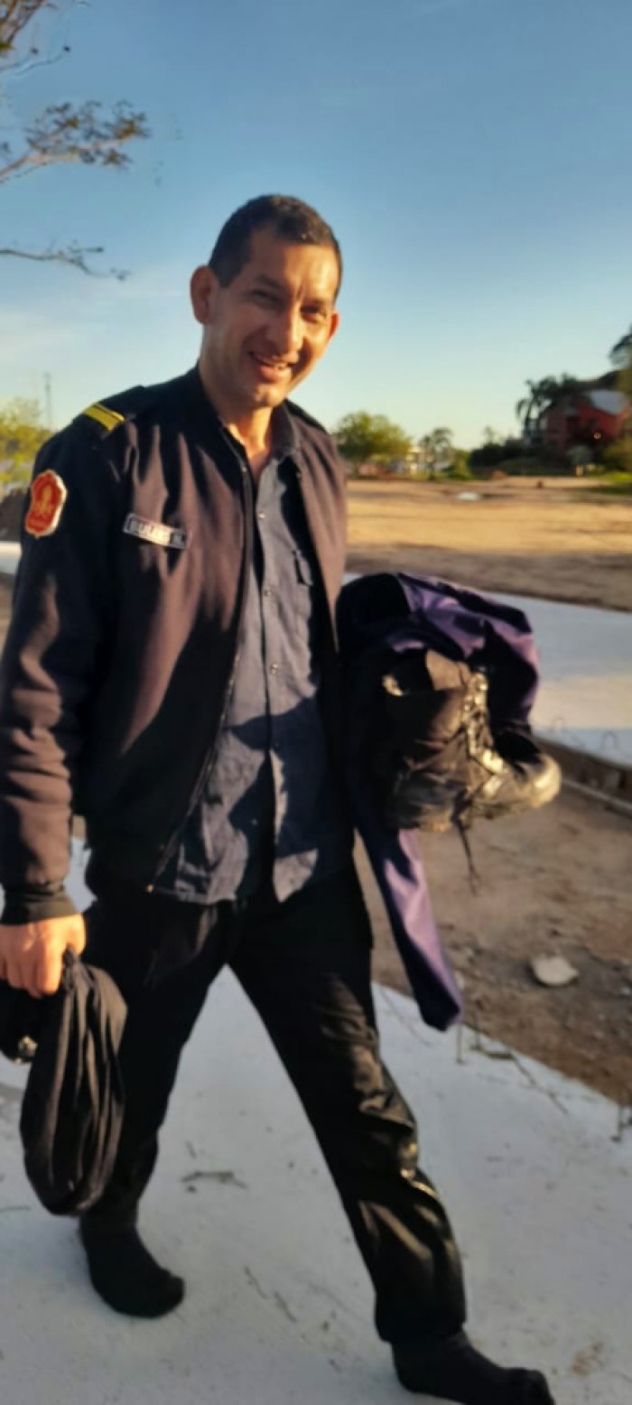 El bombero voluntario que se meti&oacute; al Uruguay y rescat&oacute; la perra, en playa Nebel.