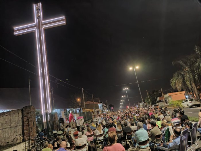 As&iacute; luce ahora la cruz erigida en la parroquia ubicada a la vera del boulevard San Lorenzo.
