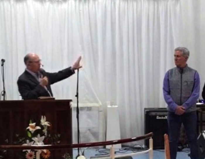 El pastor Kecher bendijo al candidato a gobernador de los libertarios.