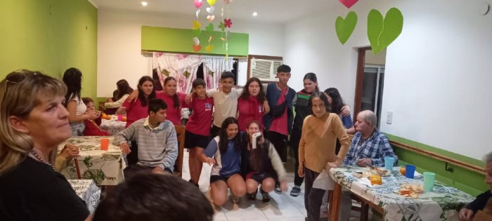 En un asilo tambi&eacute;n se celebr&oacute; el encuentro entre estudiantes y ancianos.