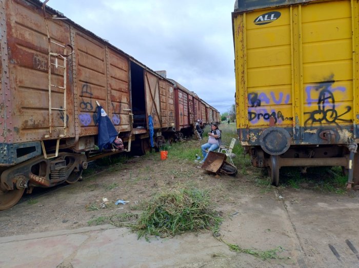 Hay 10 familias en vagones sobre las v&iacute;as del ferrocarril