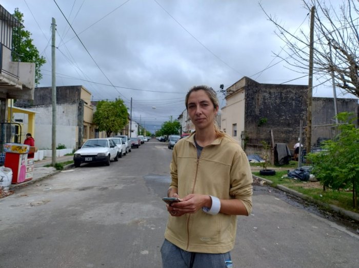 "A m&iacute; me llega ma&ntilde;ana, pero vine a yudar a los que deben salir antes", dijo Celina