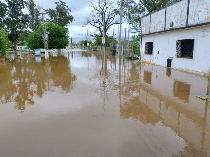 El r&iacute;o, en la parte lateral del local comercial