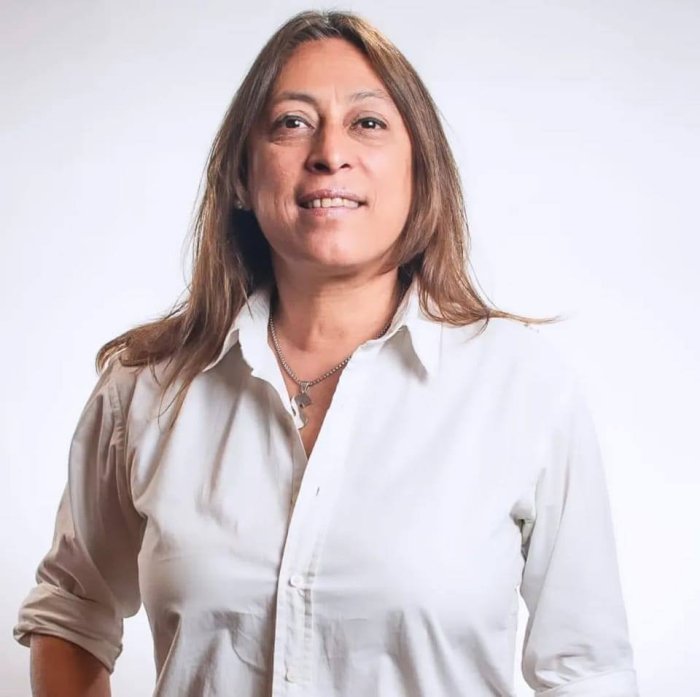 La profesora Ovelar dirige la escuela ubicada en Colonia Roca.