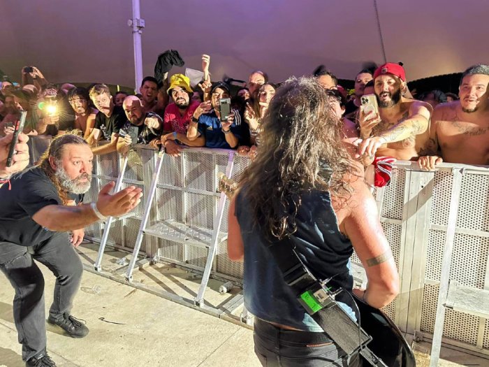 Otro momento del bajista con el p&uacute;blico presente en USA (foto: La Renga en Facebook).