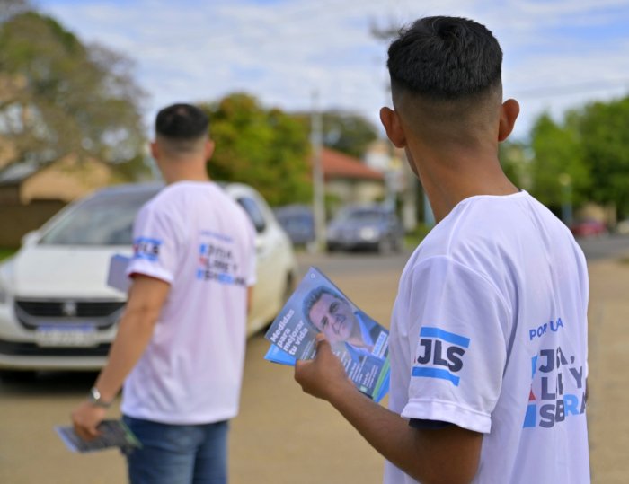 Agrupaci&oacute;n que lidera Cresto realiza volanteadas a favor de Massa.
