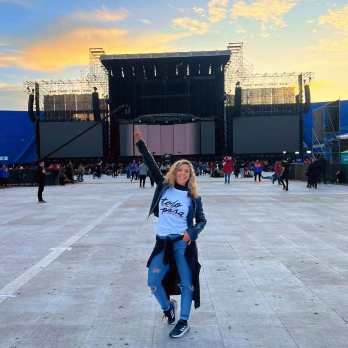 La joven en la previa de un recital de Ciro, con una remera con la frase que eligi&oacute; para titular el libro.