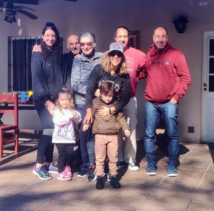 Junto a su familia, sonriente como en todos los momentos.