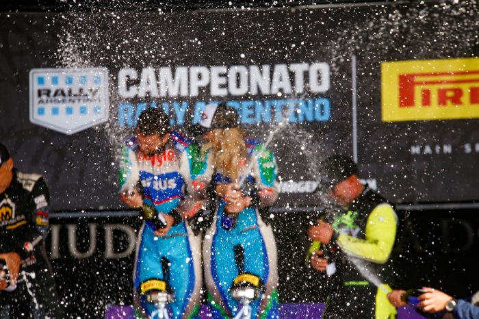 Los de Concordia, bien arriba, en la celebraci&oacute;n del podio dominguero.