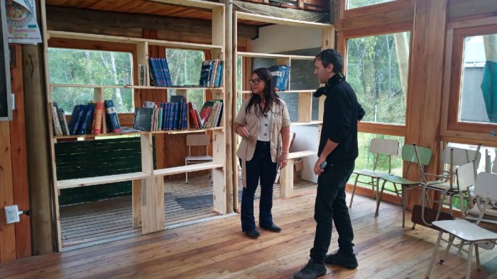 La profesora Mariana Acosta en el interior de la ESFA ubicada en el perilago de Salto Grande.