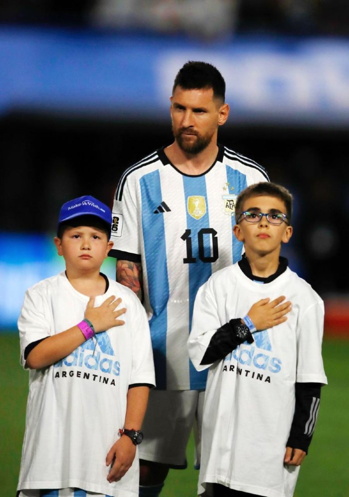 El ni&ntilde;o entrerriano con su &iacute;dolo, en pleno campo de juego, antes del cl&aacute;sico del R&iacute;o de la Plata.