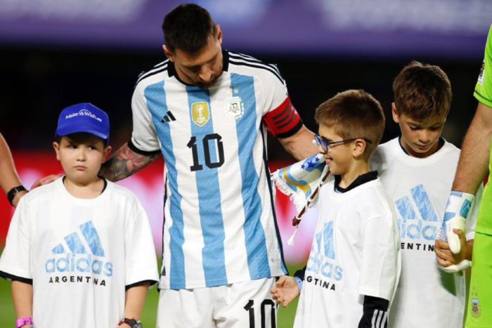 Florentino recibi&oacute; una camiseta y una pelota de parte de Messi y gracias a AFA.