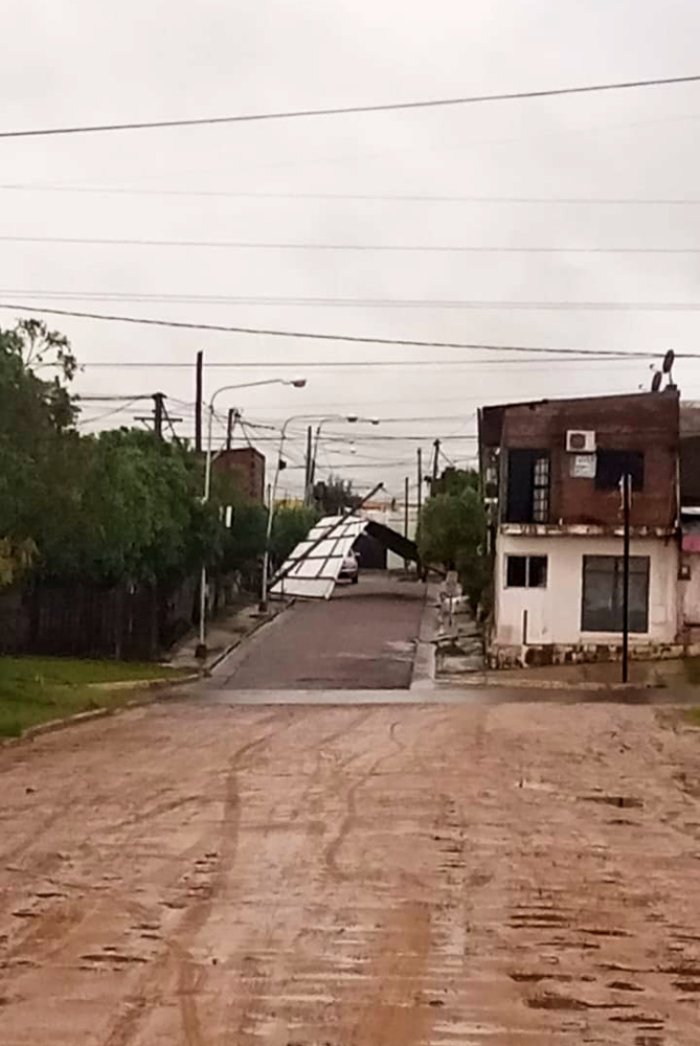 El techo volado en inmediaciones de la escuela Felipe Gardell.