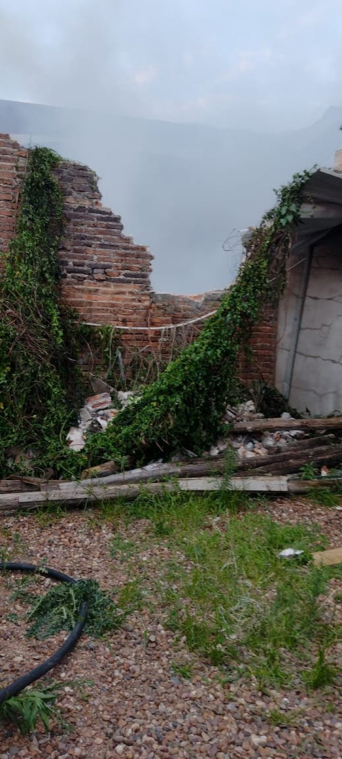 Por la fuerza del fuego, cedi&oacute; el muro de una cochera contigua al taller