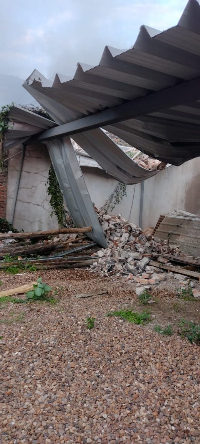 Tambi&eacute;n cay&oacute; el techo de una cochera