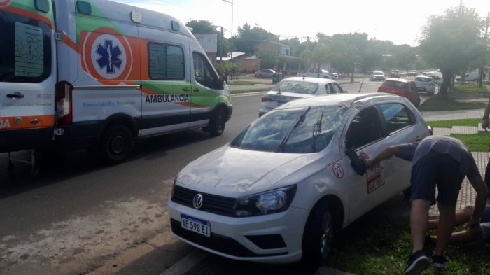 La ambulancia traslado al hospital al remisero accidentado.