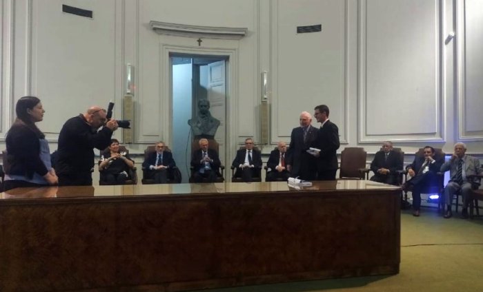 El oriundo de Chajar&iacute; recibi&oacute; su premio en la Academia Nacional de Medicina.