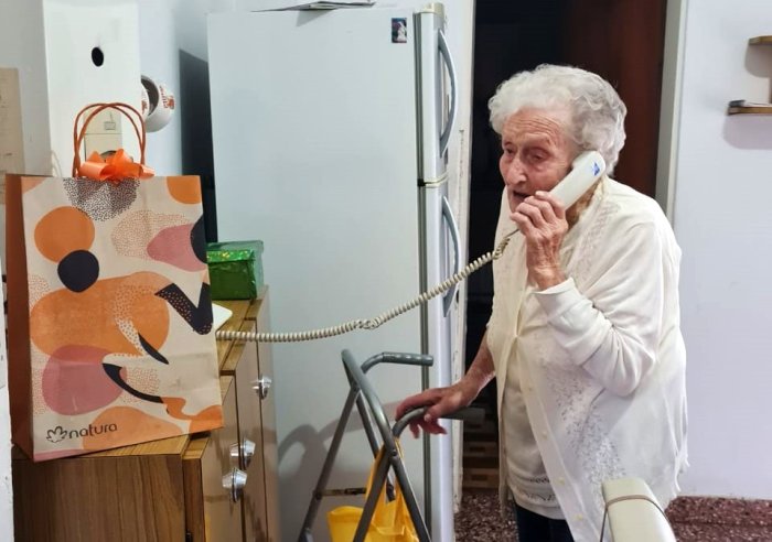 La abuela atendi&oacute; el tel&eacute;fono. Del otro lado, uno de sus nietos la llam&oacute; para saludarla.