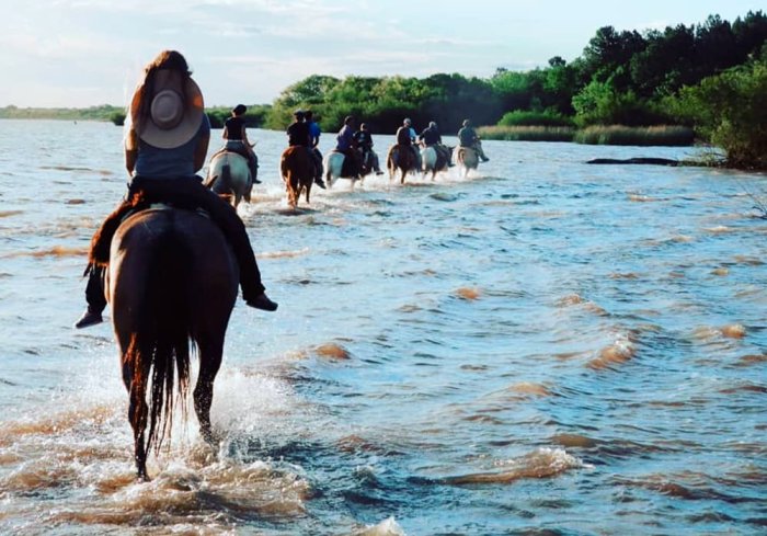 Cabalgatas en el r&iacute;o, uno de los atractivos en el &Ntilde;andubaysal.