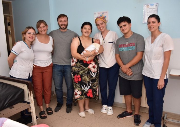 Con Allison y sus padres, cuyo nacimiento ocurri&oacute; a las 18 del 31 de diciembre.