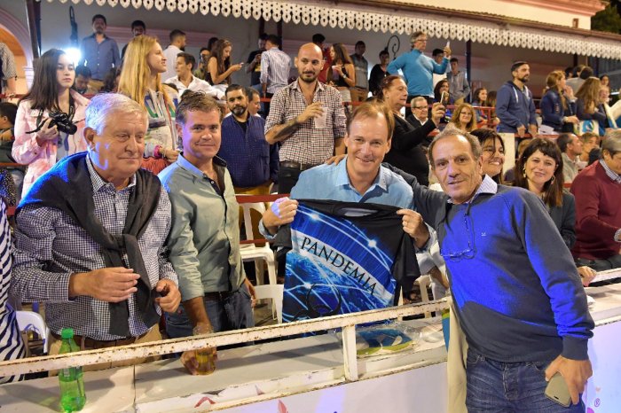 Piaggio con Bordet y una remera con el t&iacute;tulo de la tem&aacute;tica de Kamarr en 2019.