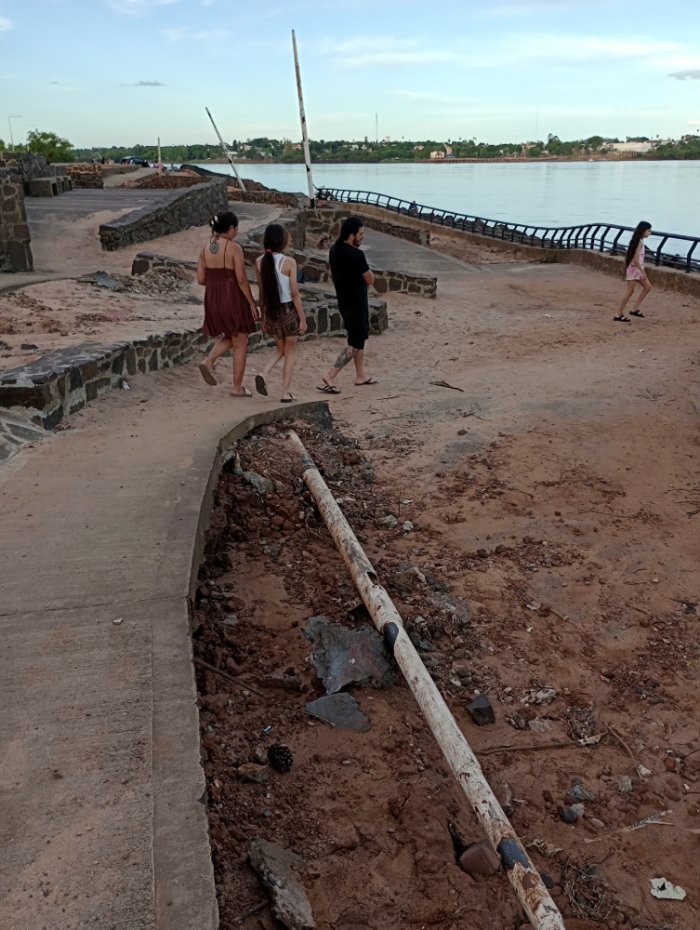 Con precauci&oacute;n, algunas familias recorren igualmente el lugar.