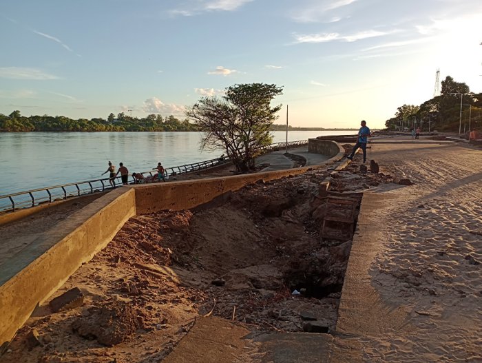 La calle, inconclusa y parcialmente socavada por el agua (vista de norte a sur).