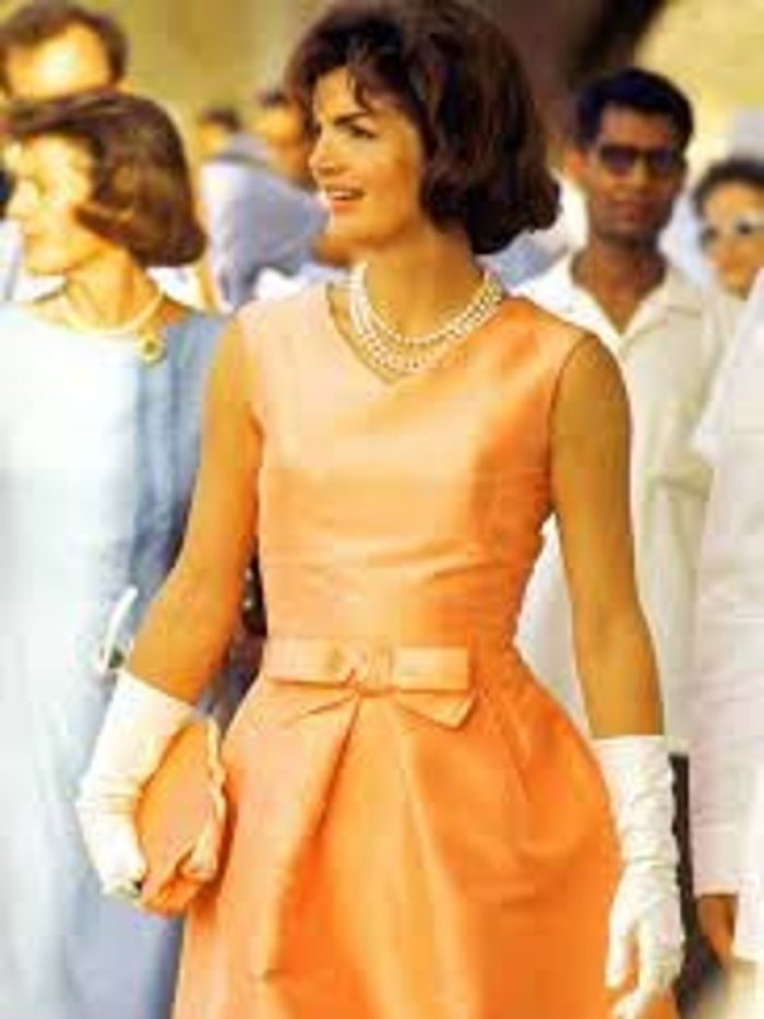 Jackie Kennedy vistiendo un ic&oacute;nico dise&ntilde;o de CH.