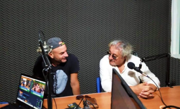 El concordiense Herzog y Claudio Rissi, en el estudio de la emisora de El Entre R&iacute;os en Concordia.