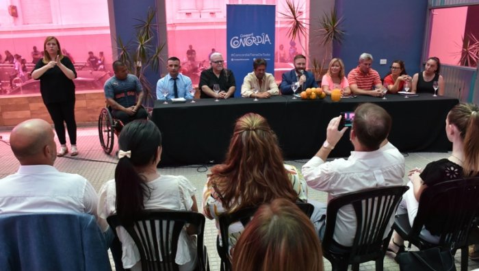 Garat en la mesa donde estuvo el intendente durante el lanzamiento del Marat&oacute;n de Reyes.