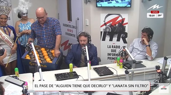 El intendente Francisco Azcu&eacute; le regal&oacute; naranjas a los integrantes del pase de Radio Mitre.