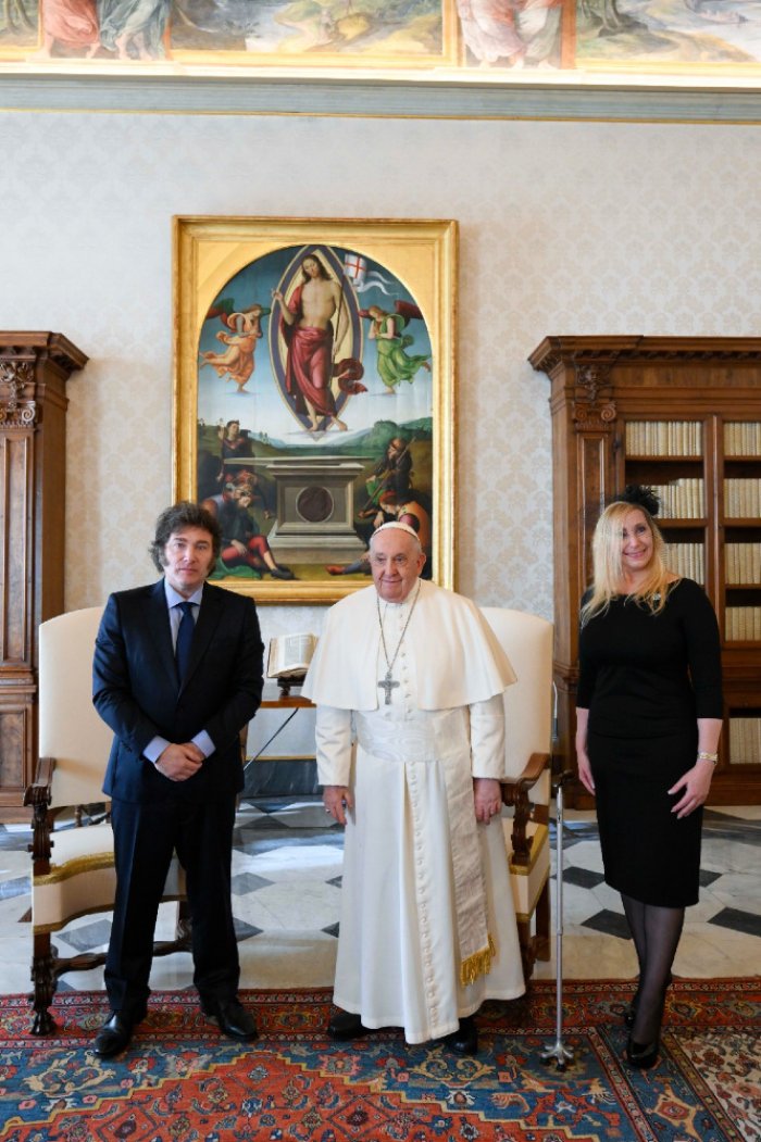 Tras la reuni&oacute;n, tambi&eacute;n ingres&oacute; la hermana del presidente y actual secretaria general de la Presidencia.