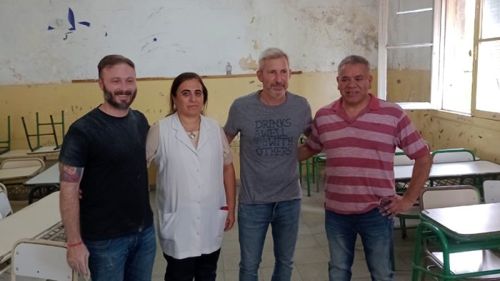 Azcu&eacute; con la directora de la San Mart&iacute;n, el gobernador y el director departamental de escuelas.