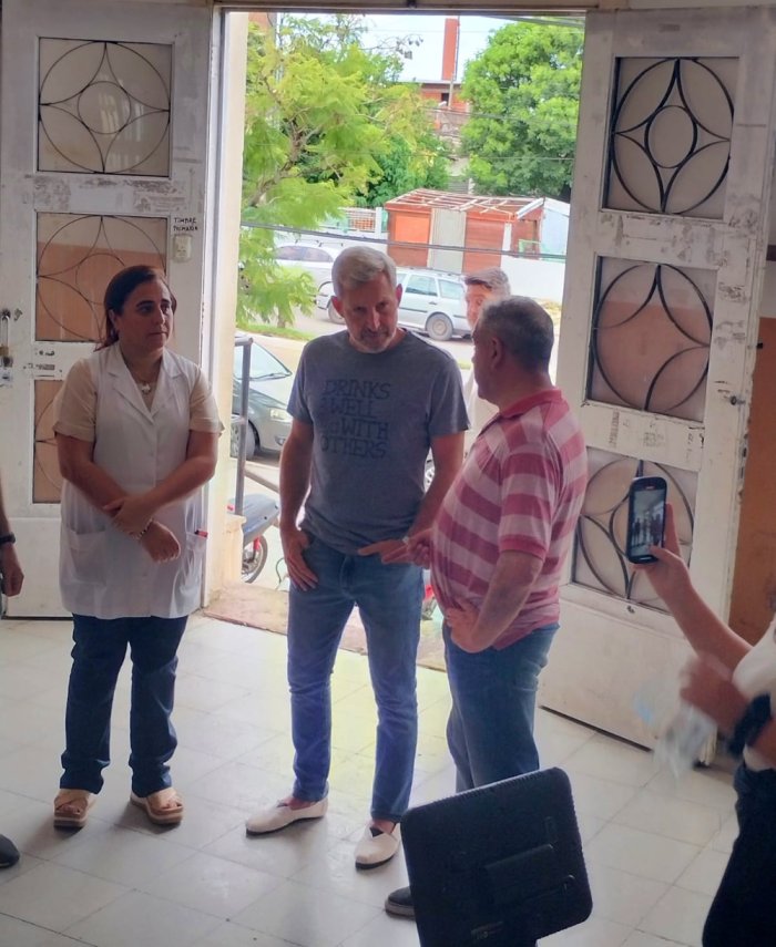 El gobernador arrib&oacute; esta ma&ntilde;ana y fue recibido por la directora y Julio Barrios.