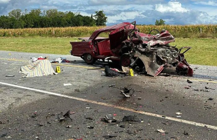 El antiguo autom&oacute;vil llevaba 5 pasajeros, 3 de los cuales fallecieron.