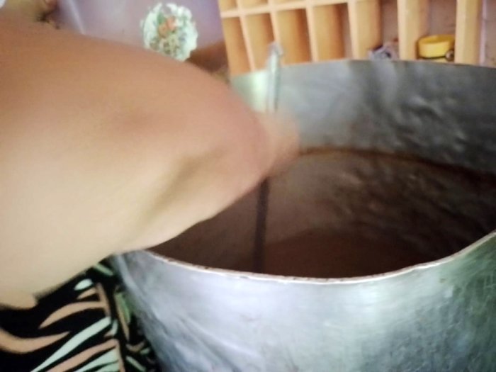 Mabel revuelve la olla con la que cocina para m&aacute;s de 40 familias).