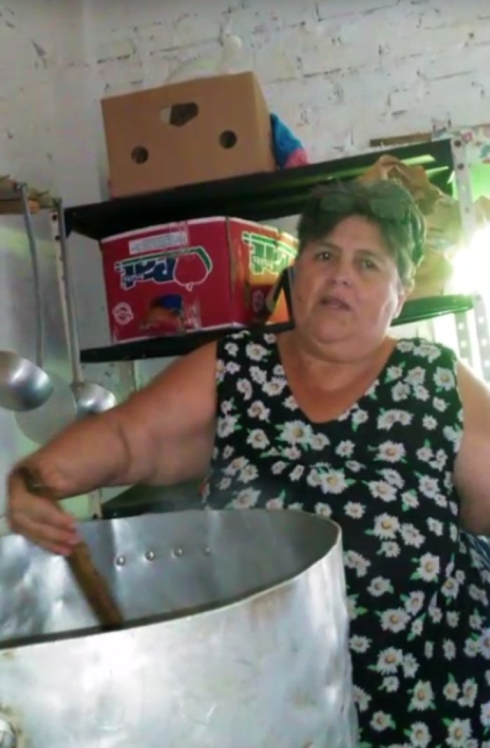 Jueves de guiso para Mabel y sus colaboradoras: 45 familias llevaron su comida.