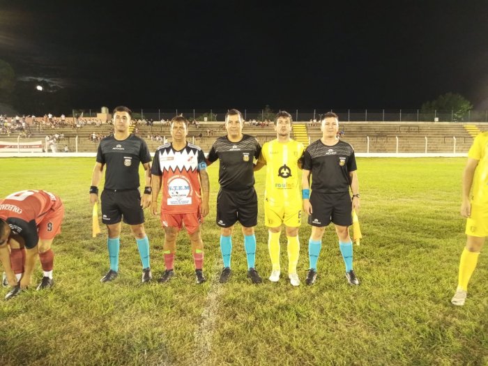 La terna gualeguaychuense, antes del partido (Cr&eacute;dito: F&uacute;tbol Para Todos Concordia)