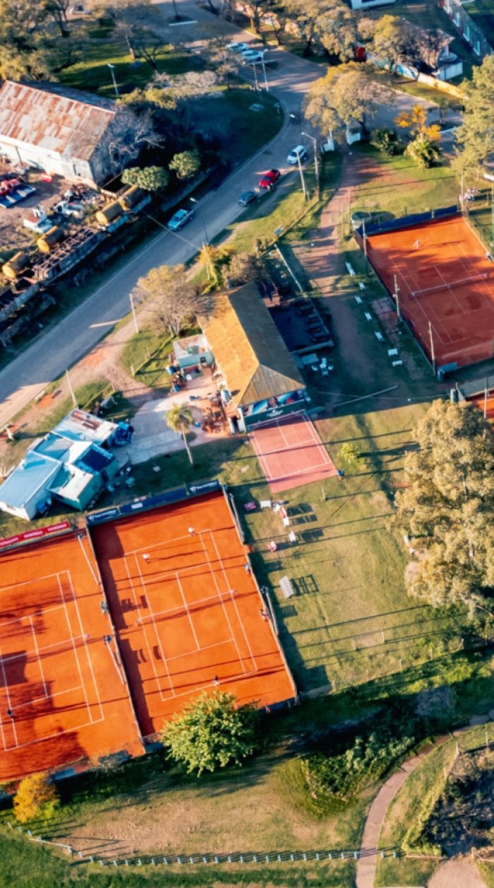 Vista a&eacute;rea de las actuales instalaciones con sus 6 canchas, su sede y su espacio social.