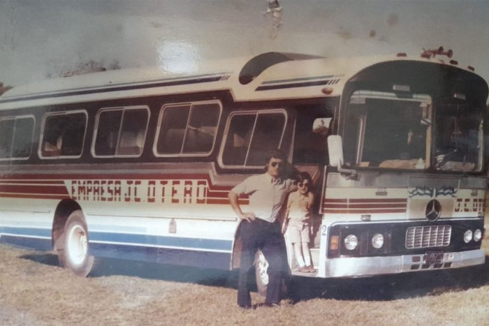 Hijo y nieto de Ofelia y Juan Carlos, posando con el primer 0 Km de la familia (1968)