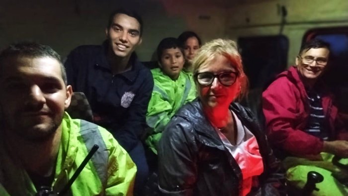 Bomberos rescataron y llevaron a sus casas a la maestra y dos alumnos.