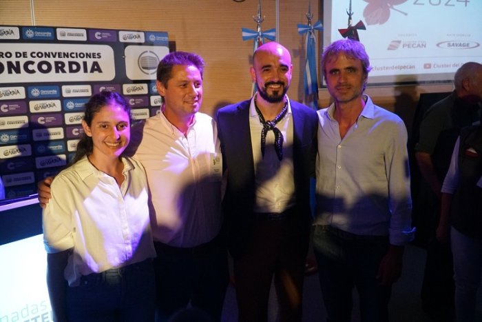 La gerente del Cluster Nadia Veinticinque, el vicepresidente Juan Pablo Passini, Abel Pintos y el presidente Joaqu&iacute;n Torassa