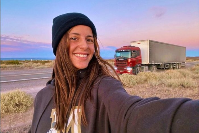 La paranaense junto a su cami&oacute;n, al que llama Cherry, en plena ruta.