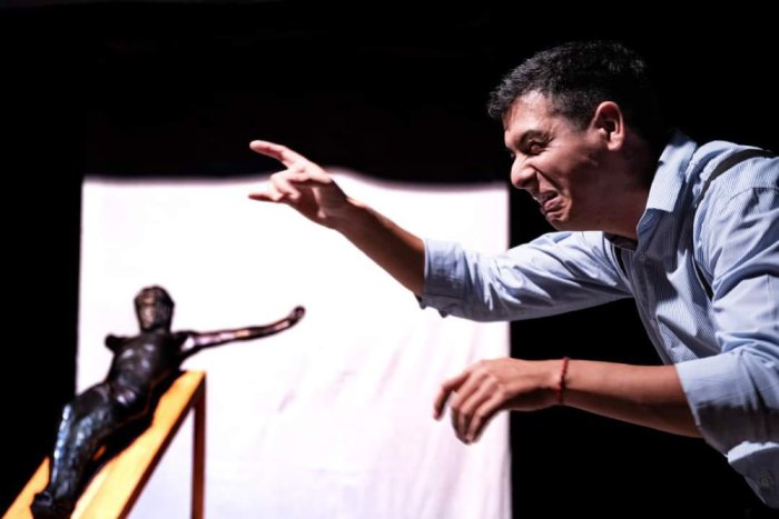 Leandro Aguirre protagoniza la obra basada en la obra de Ram&oacute;n Cu&eacute;.